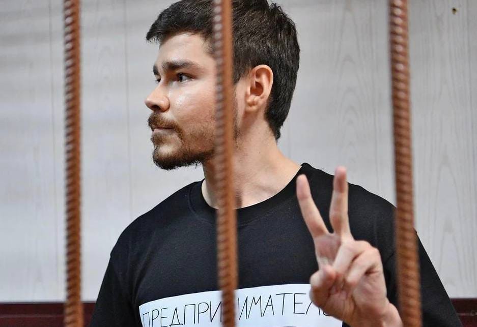 Блогер и бизнес-тренер Аяз Шабутдинов заявил, что признал вину и возместит ущерб по своему уголовному делу о мошенничестве