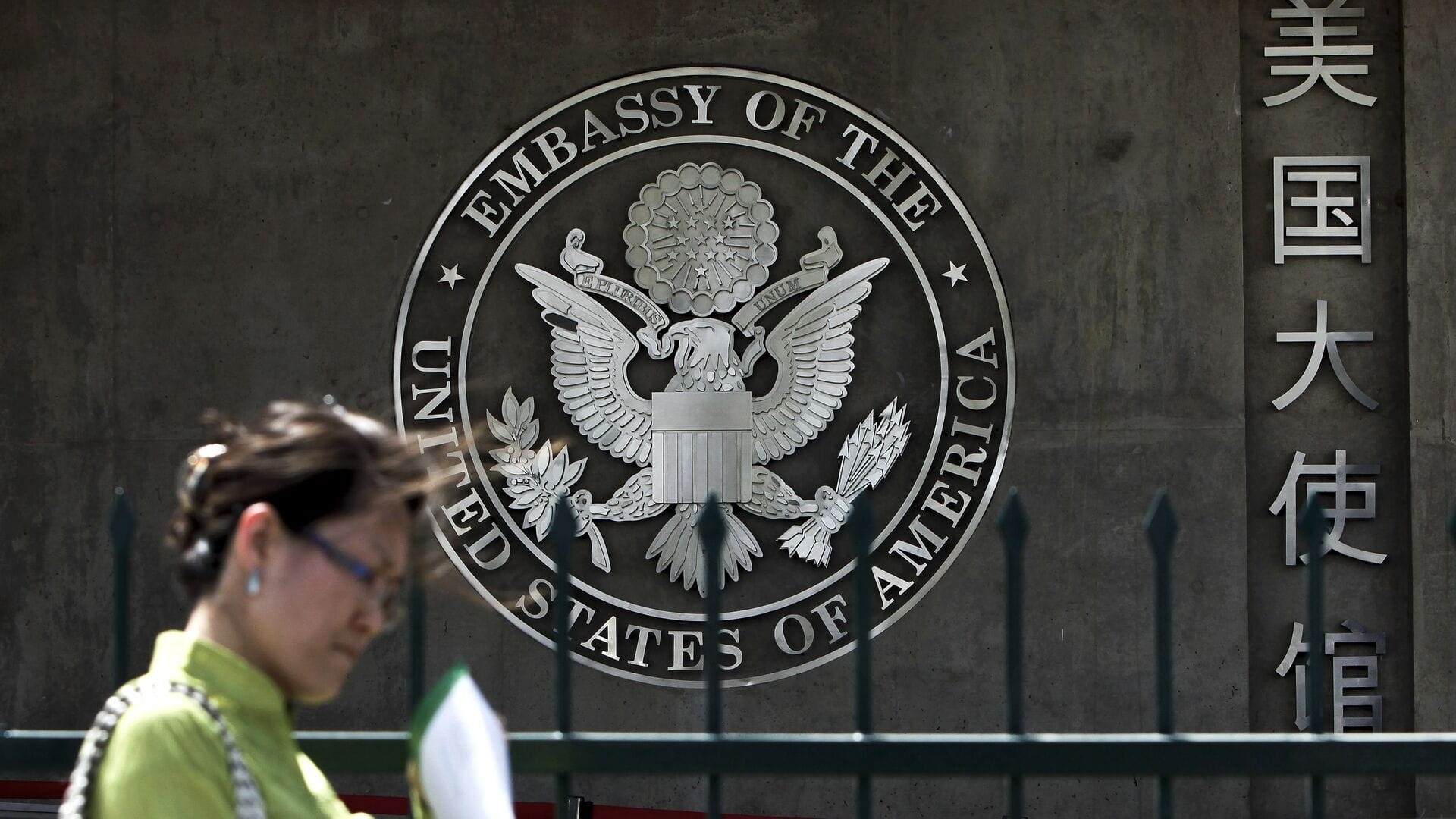 Правительство США запретило своим госслужащим вступать в романтические и сексуальные отношения с гражданами Китая — Associated Press