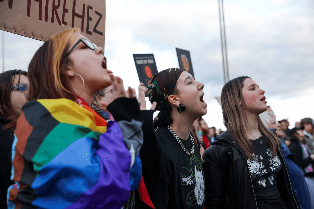 Парламент Венгрии принял поправку к конституции о признании только двух полов — мужского и женского