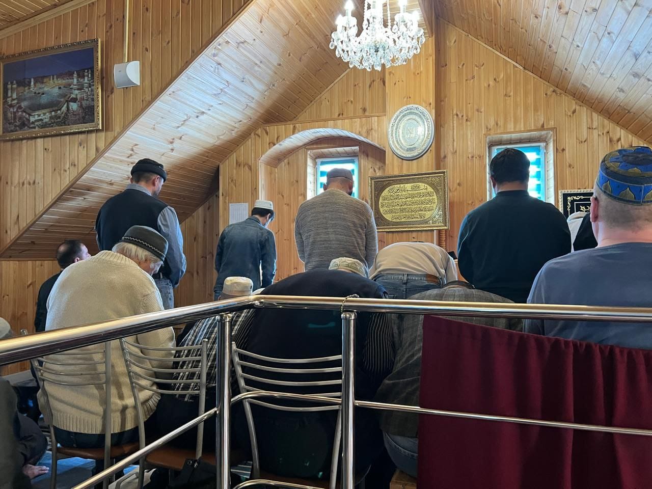 В Подмосковье полицейские провели рейд в мечети и раздали прихожанам повестки в военкомат