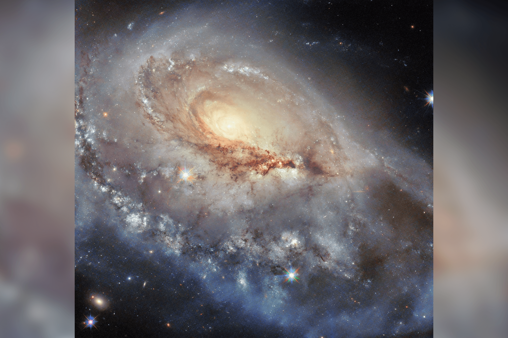 Космический телескоп «Хаббл» сделал фото отдаленной галактики с необычным звездным рукавом