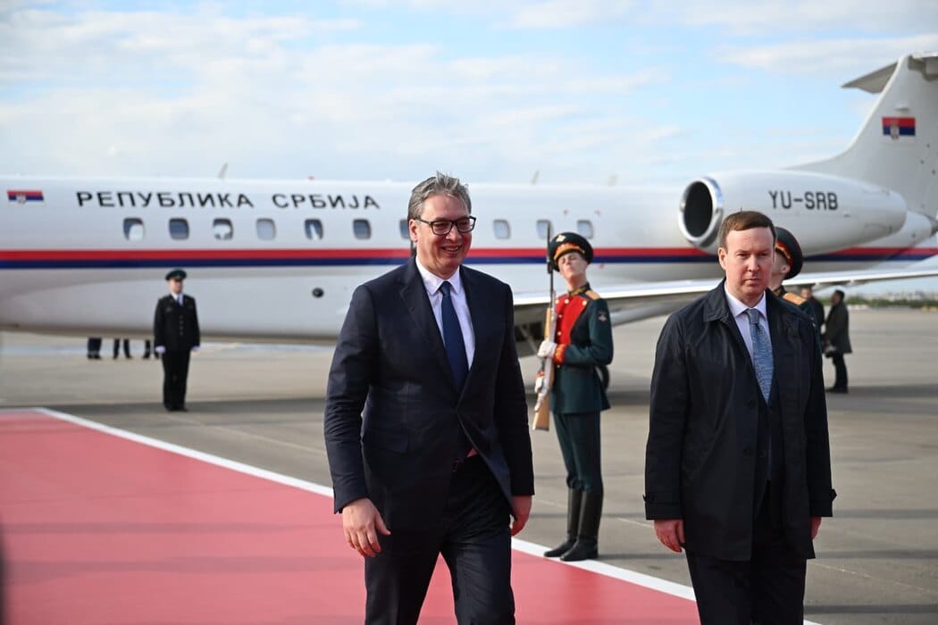Президент Сербии Вучич прилетел в Москву на День Победы, несмотря на предупреждение Еврокомиссии о последствиях для пути его страны в ЕС