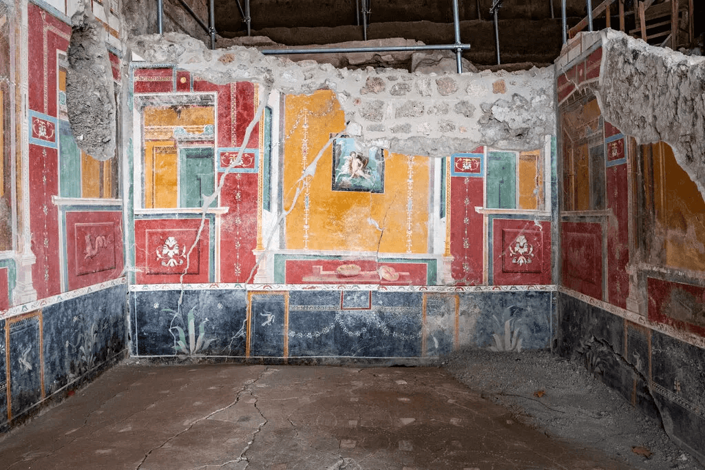 В Помпеях обнаружили останки четырех человек, пытавшихся спастись в одном из домов. Они забаррикадировали дверь кроватью