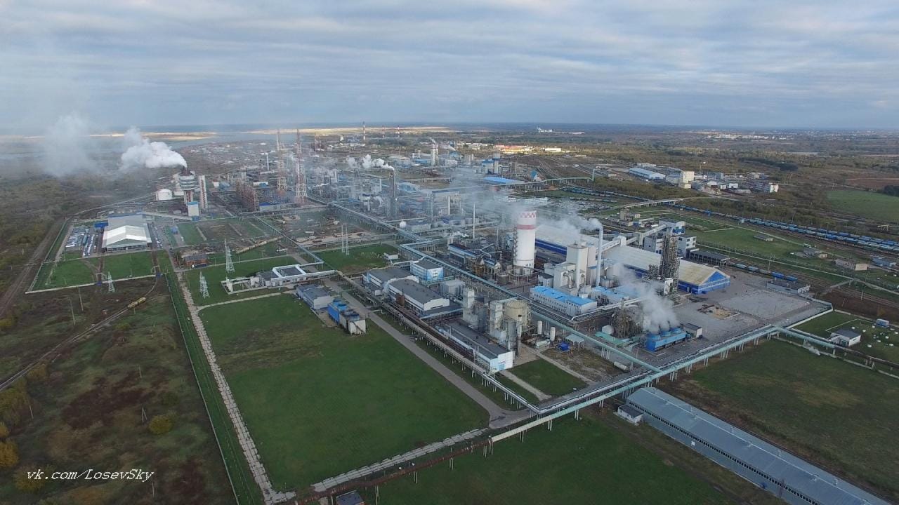 Украинские беспилотники атаковали химкобинат «Азот» в Новомосковске и во второй раз — завод в Ельце, выпускающий батареи для ВПК