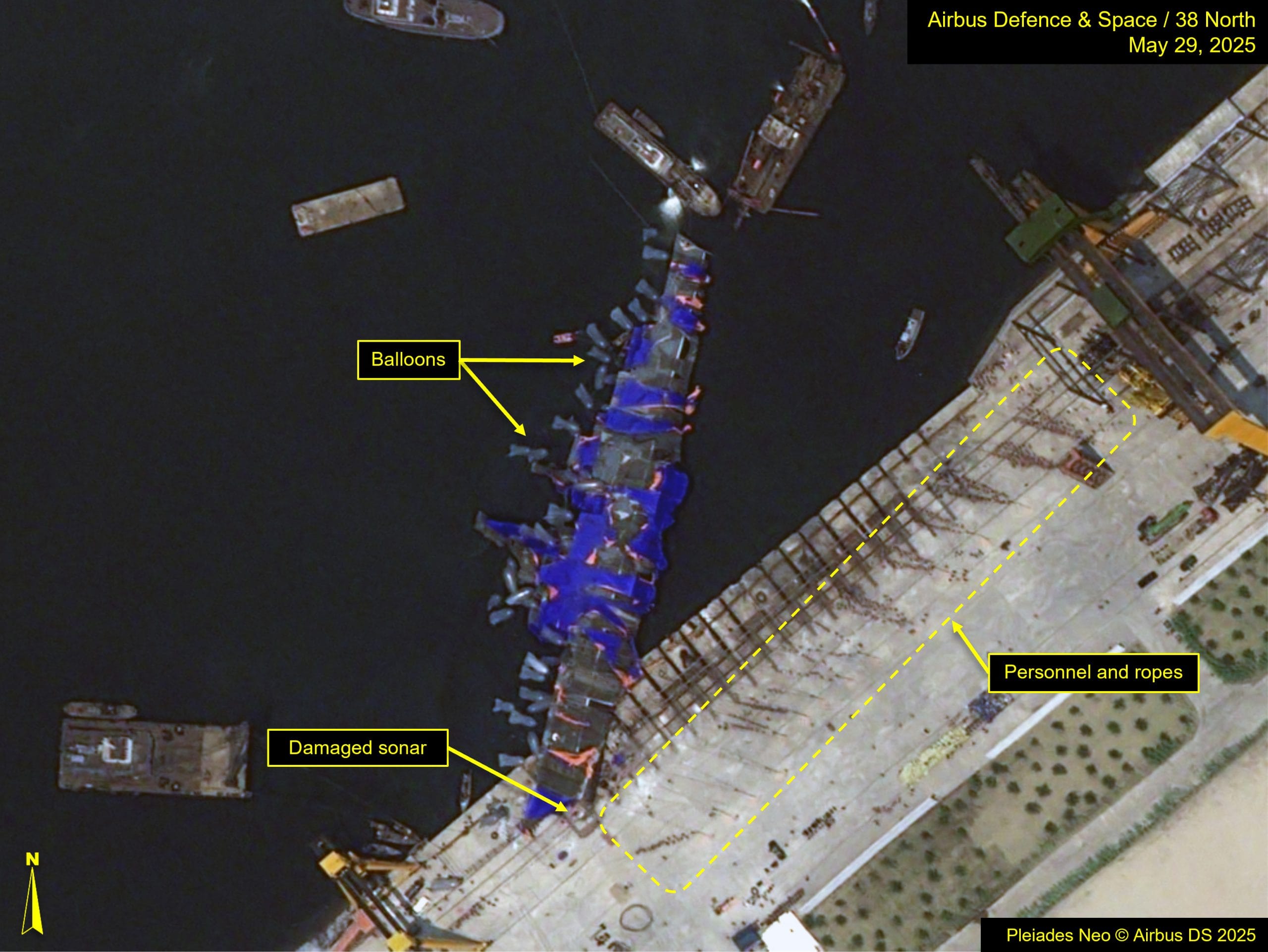 В КНДР удалось поднять из воды эсминец, который уронили на глазах Ким Чен Ына. В отсутствие специальной техники рабочие тащили его тросами