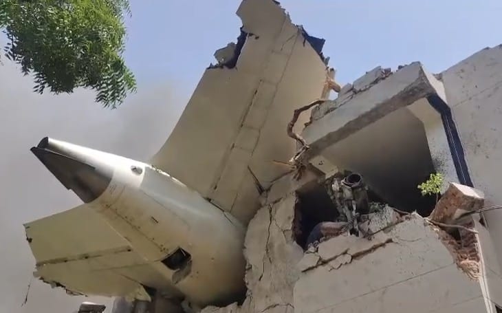 Из-под обломков здания, на которое упал самолет в индийском Ахмадабаде, извлекли не менее 30 погибших