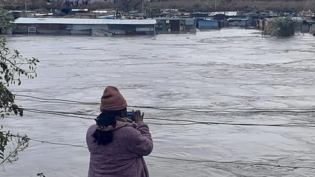 57 человек погибли в Южной Африке после наводнений, вызванных ливнями и снегопадами