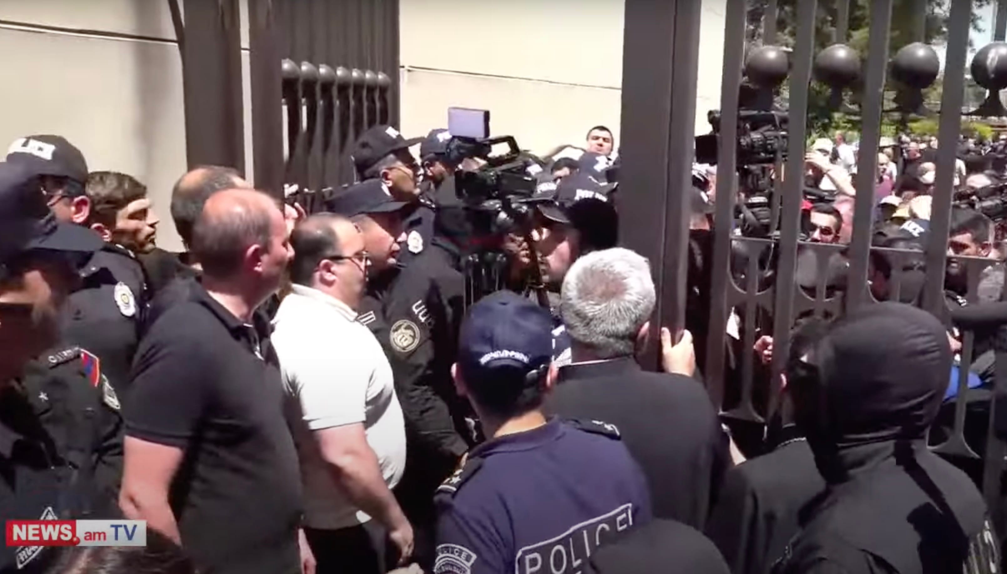 В Армении силовики пришли в монастырь Эчмиадзин, резиденцию католикоса. Они хотят задержать архиепископа Ширака, начались столкновения