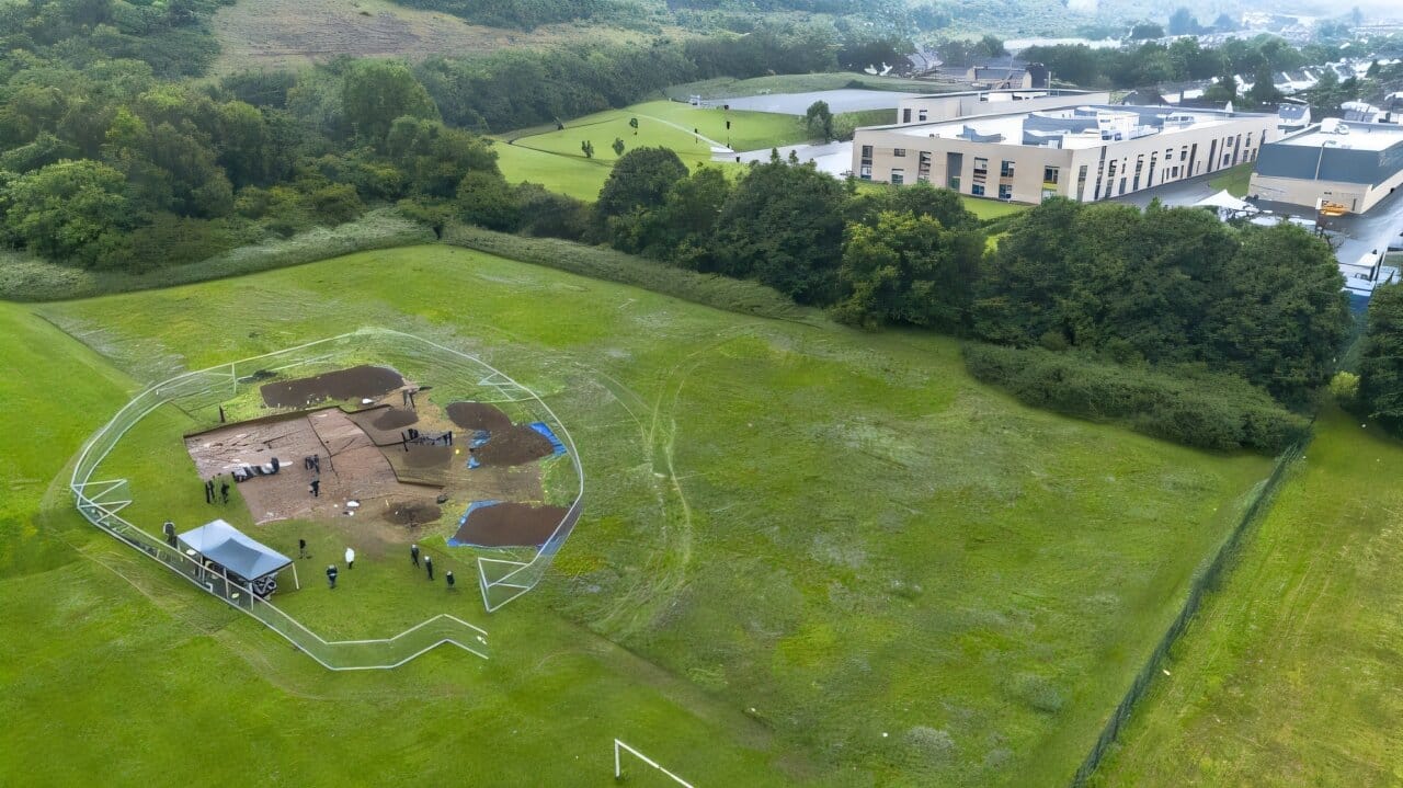 В Великобритании археологи-добровольцы обнаружили под полем для спортивных игр захоронение бронзового века