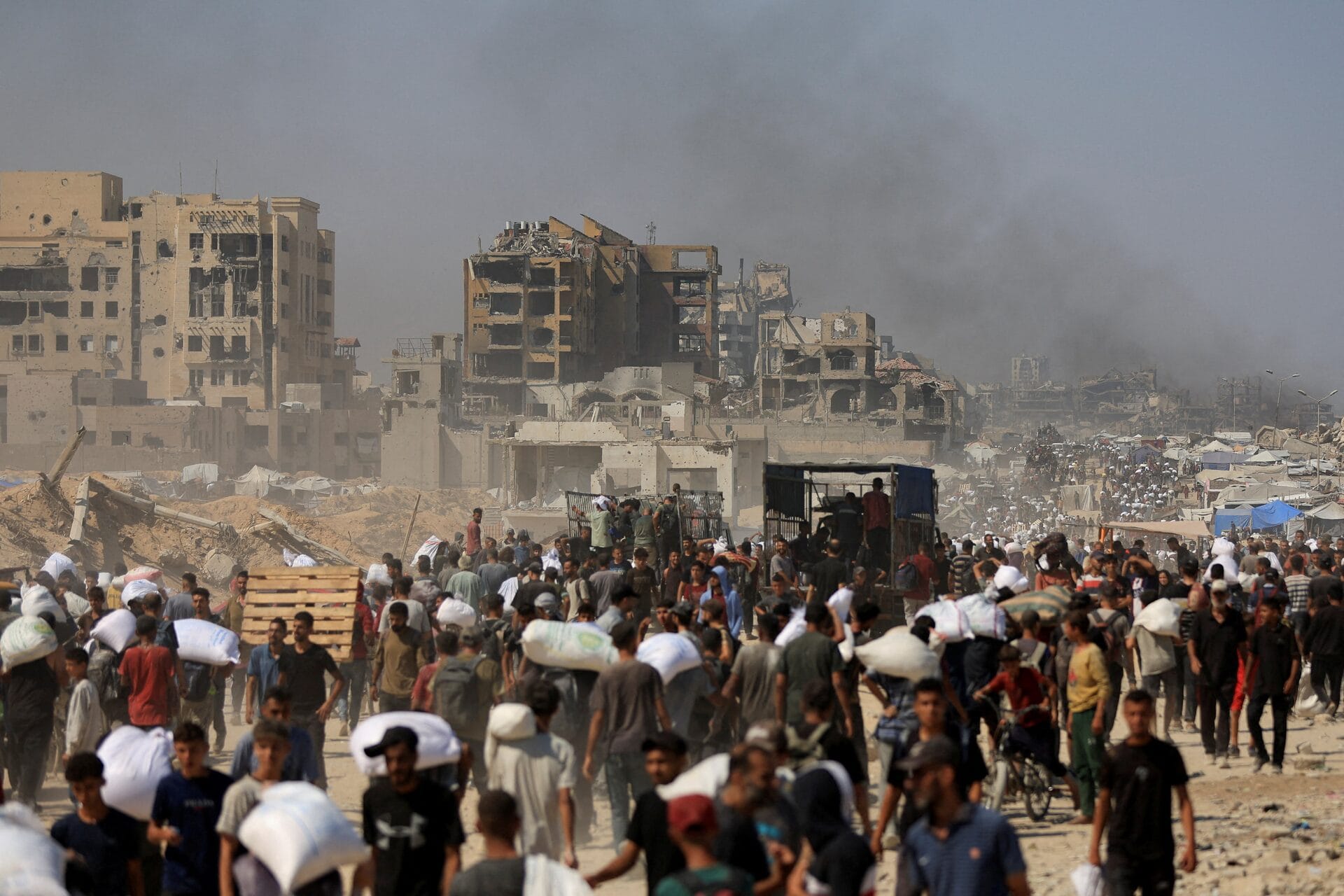 Израиль будет делать ежедневные паузы в боевых действиях, чтобы можно было доставлять гуманитарные грузы для жителей сектора Газа