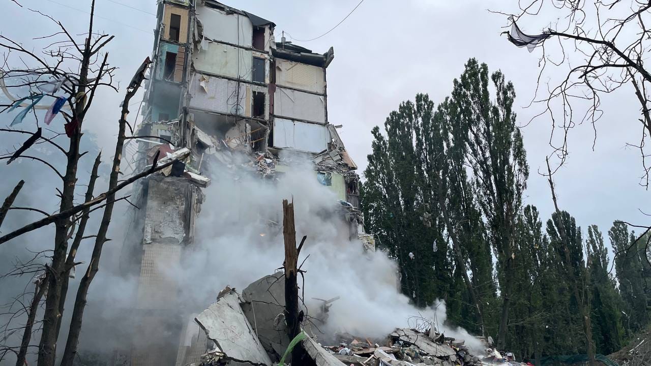 После ночного налета на Киев обрушился подъезд жилого дома, известно как минимум о шести погибших и 52 пострадавших