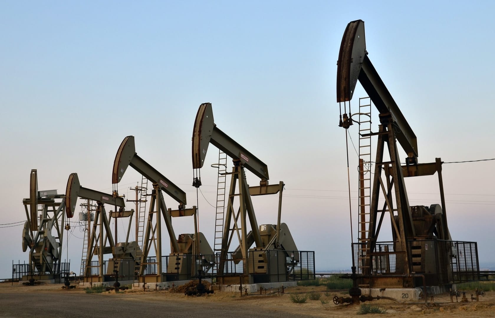 Страны ОПЕК+ договорились увеличить добычу нефти в сентябре