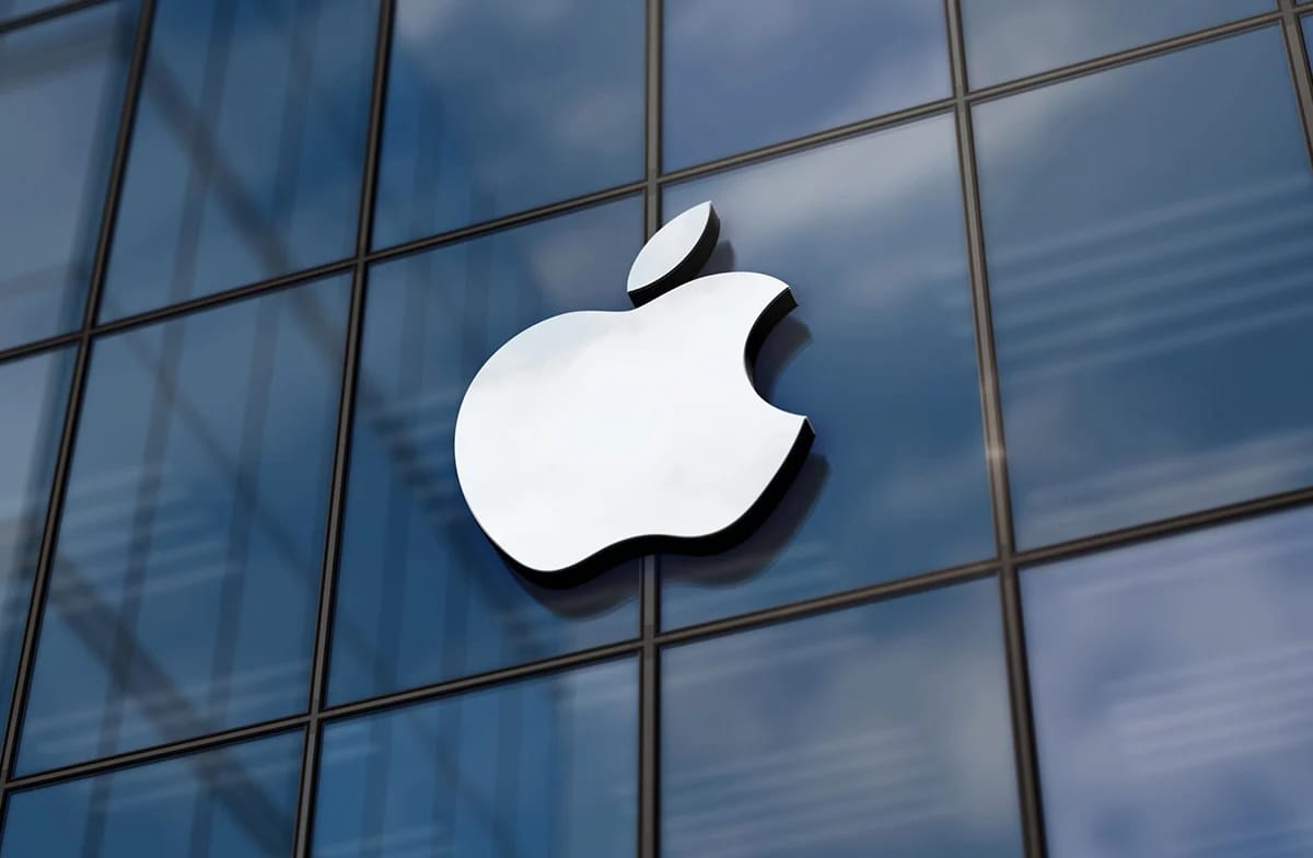 Apple инвестирует $100 млрд в развитие производства в США — Белый дом