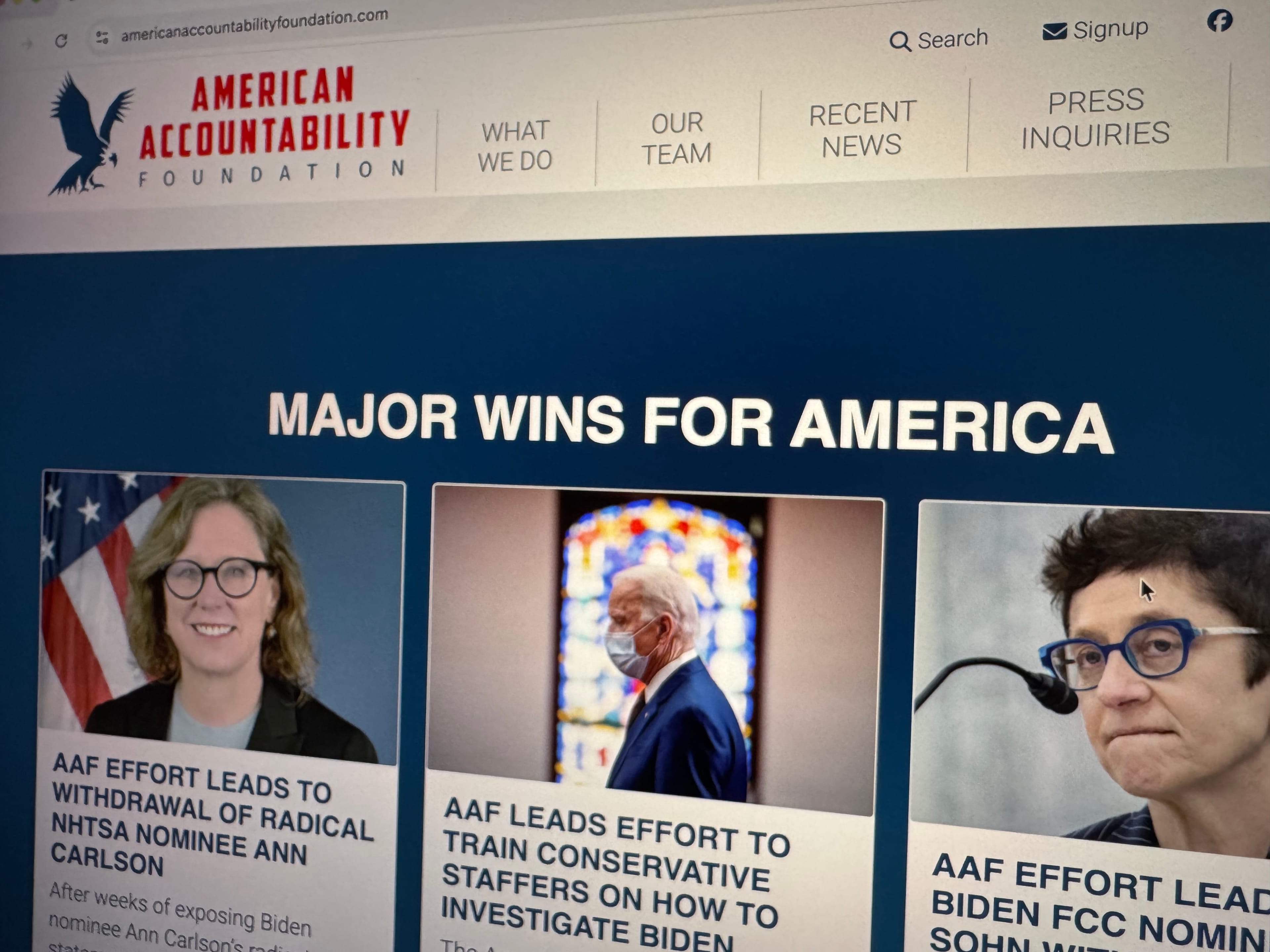 Связанная с Белым домом группа составила онлайн-списки федеральных служащих, несогласных с Трампом, после чего началась их травля — Reuters