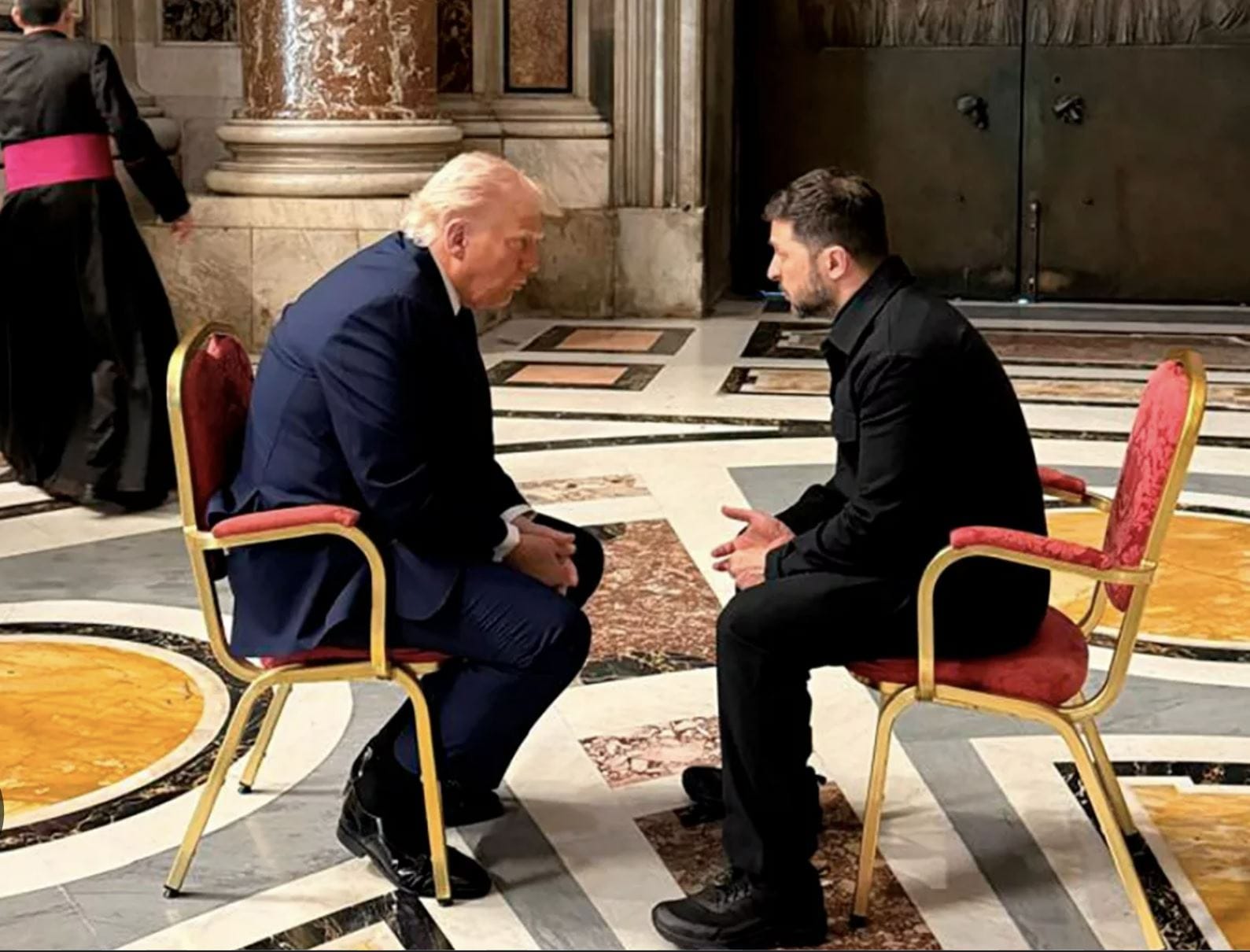 Трамп заявил, что НАТО не должно быть частью гарантий безопасности Украине — Макрон