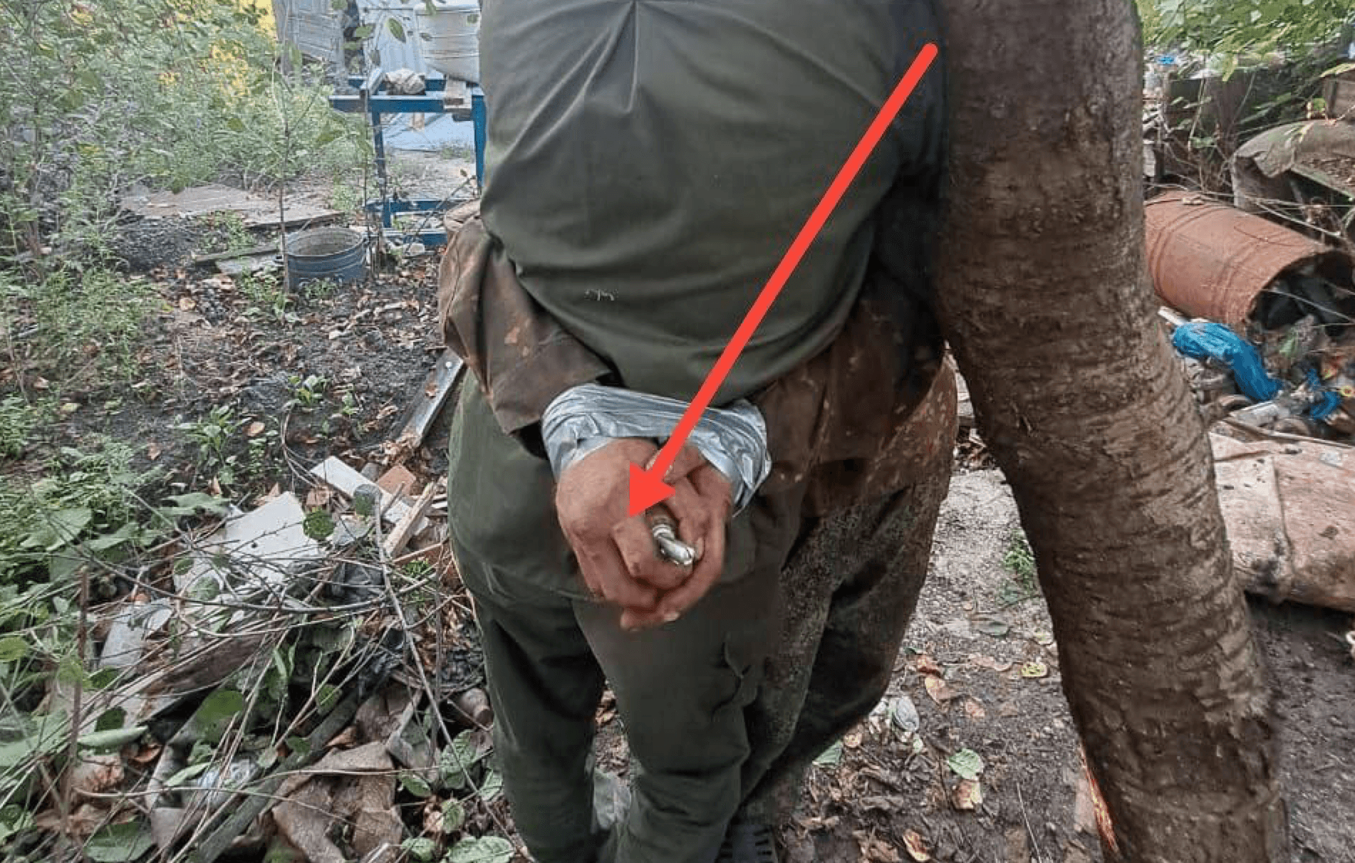 Z-«военкор» опубликовал фото подготовки к вероятной внесудебной казни двух украинских военнопленных