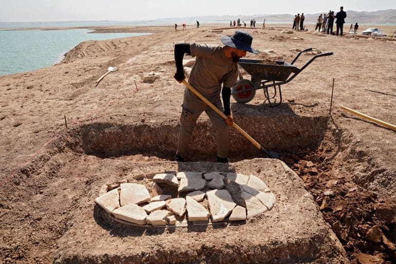 Засуха в Ираке привела к снижению уровня воды в крупнейшем водохранилище и обнаружению гробниц времен царства Селевкидов