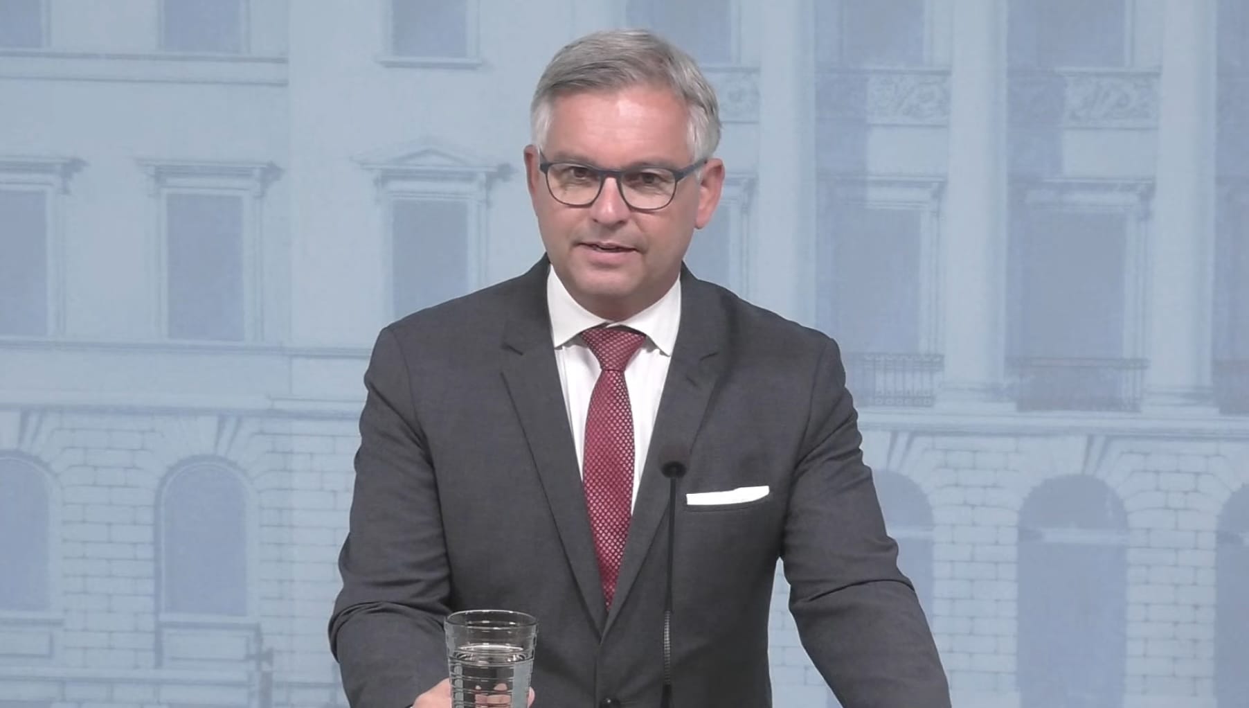 ЕС ужесточит визовые ограничения для россиян до конца года — еврокомиссар Брунер