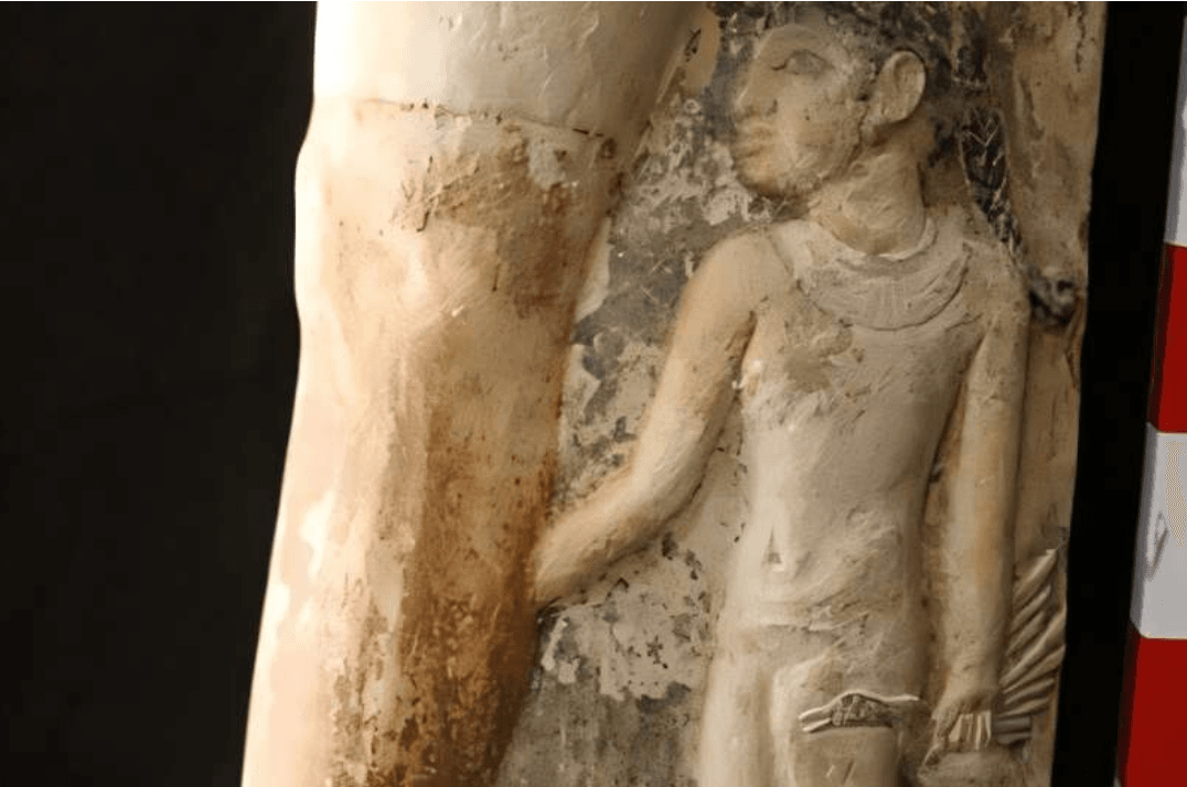 Археологи обнаружили в Саккаре первую египетскую семейную статую с барельефным изображением ребёнка