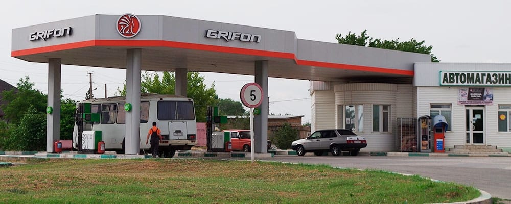 Половина заправок в аннексированном Крыму перестала продавать бензин из-за перебоев с поставками — «Коммерсантъ»