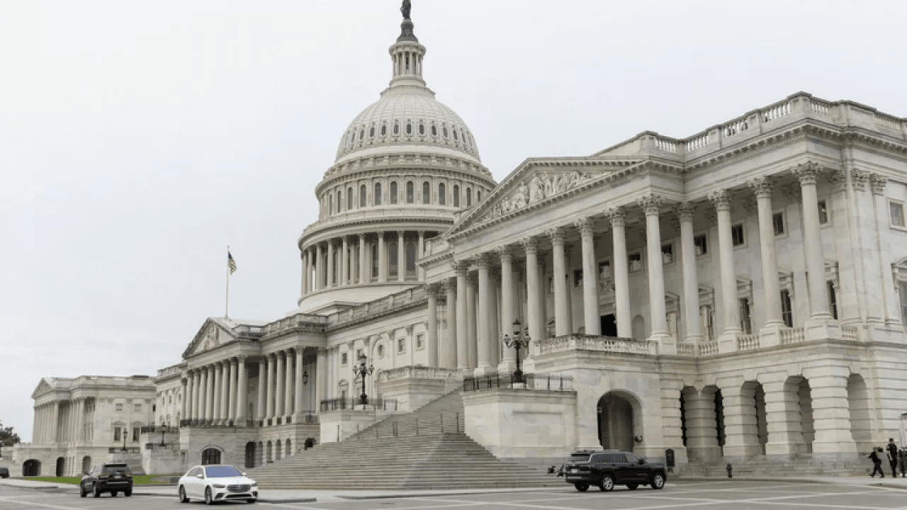 В США приостановилась работа федерального правительства. Демократы и республиканцы не смогли согласовать бюджет