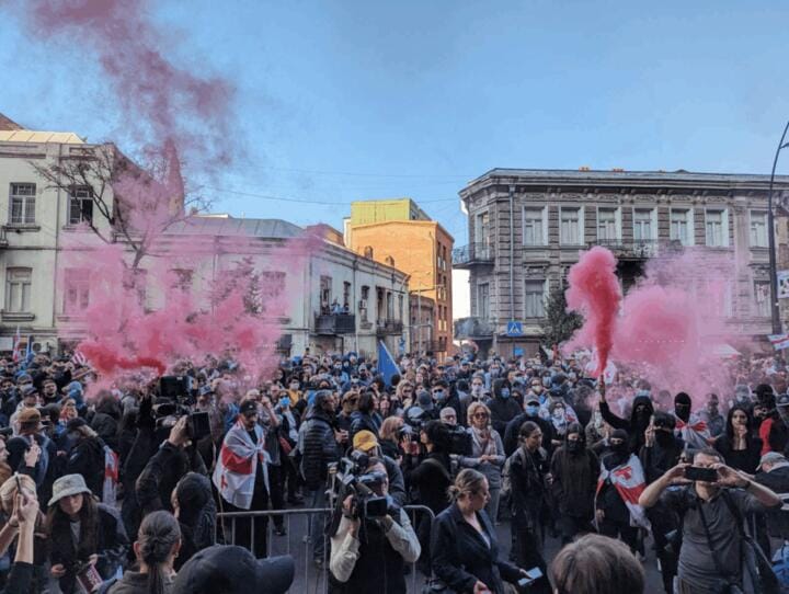 В Грузии в один день проходят муниципальные выборы и митинги. В Тбилиси протестующие прорвались во двор президентского дворца