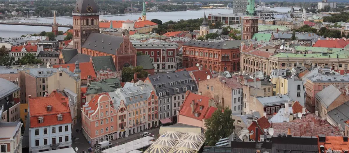 МВД России пообещало «всестороннюю помощь» россиянам, которых высылают из Латвии за невыполнение новых требований для сохранения ВНЖ