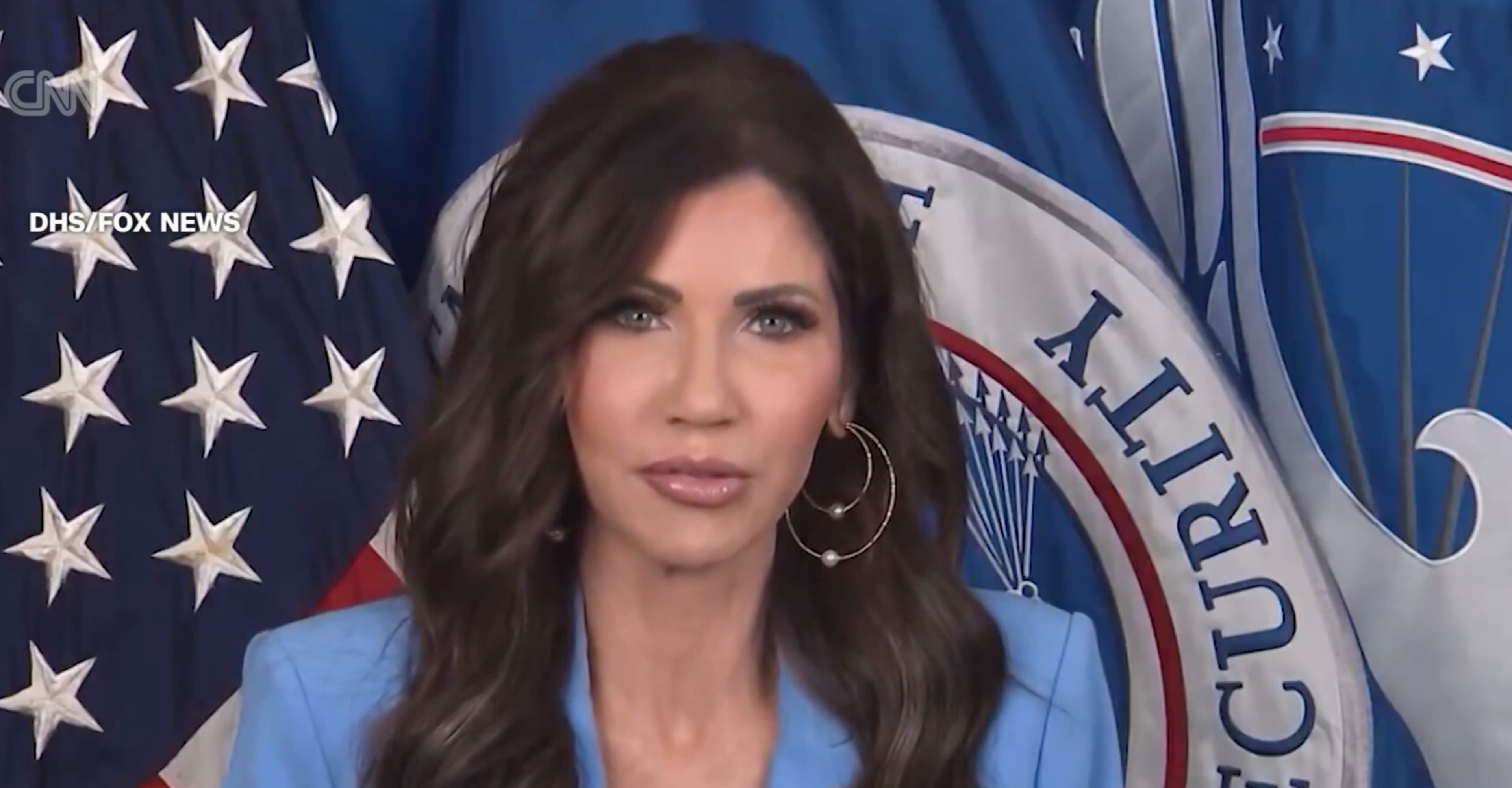 Министр нацбезопасности США потребовала проигрывать в аэропортах сообщение, обвиняющее демократов в шатдауне правительства