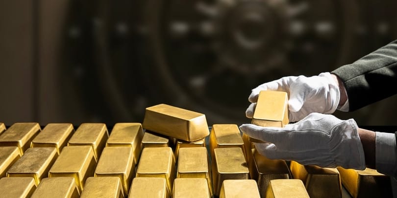 Цены на золото достигли исторического максимума, превысив $4200 из-за геополитической напряженности и ожидания снижения ставок — Reuters