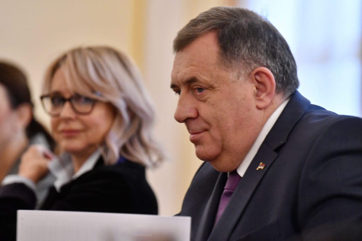Врио главы Республики Сербской назначена соратница осужденного в Боснии Додика, но он сам продолжает исполнять обязанности президента