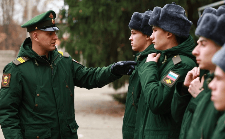 Призывников хотят обязать являться в военкомат в течение 30 дней после получения электронной повестки. Поправки приняла Госдума