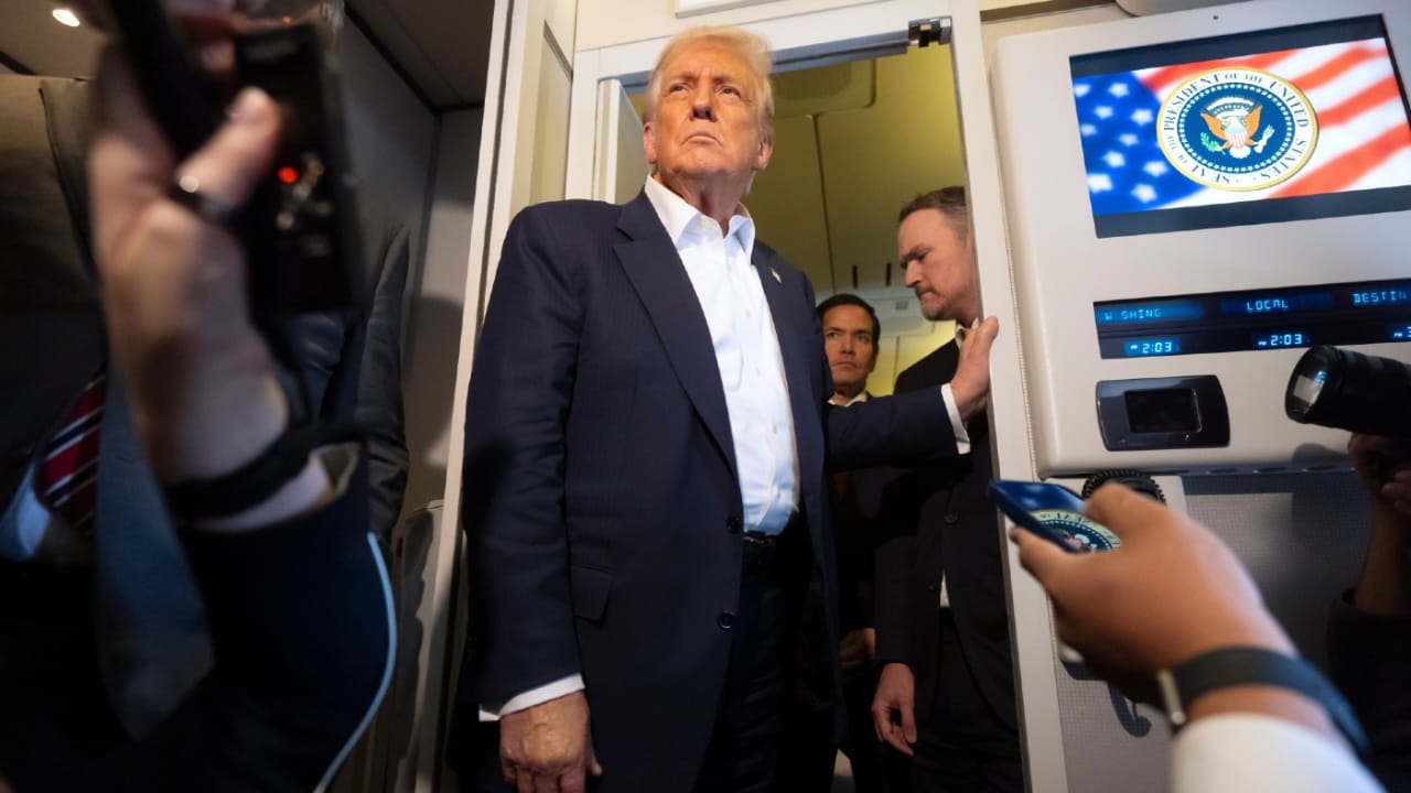 Трамп заявил о возможности своего выдвижения на третий президентский срок. Поправка к конституции США это запрещает