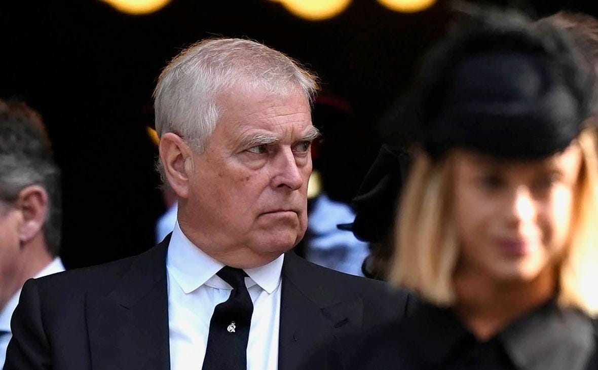 Король Великобритании лишил брата, принца Эндрю, всех титулов и почестей, его также выселяют из королевской резиденции