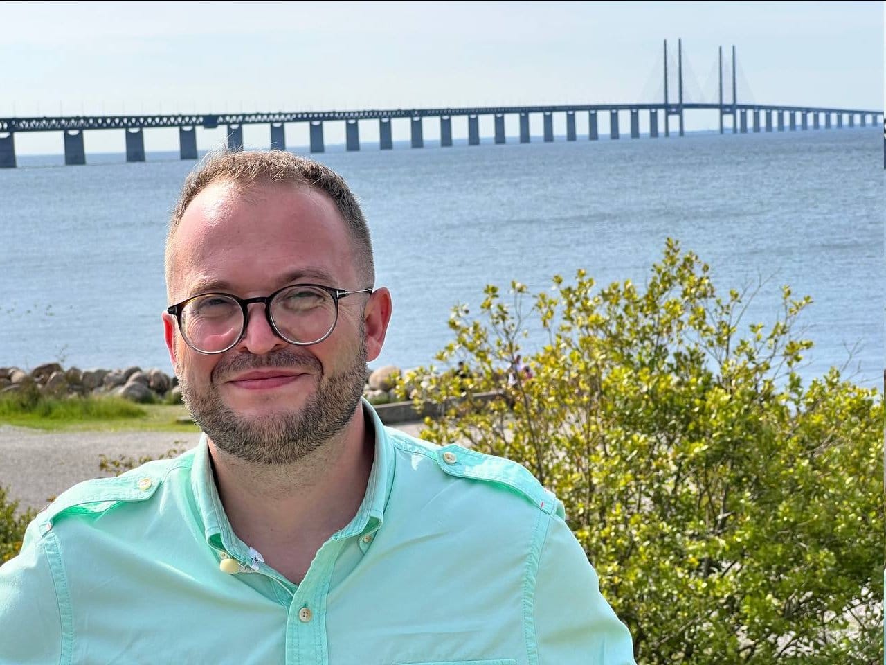 Журналиста The Insider Сергея Ежова заочно осудили на 6 лет колонии за «финансирование экстремистов» и «уклонение от обязанностей иноагента»