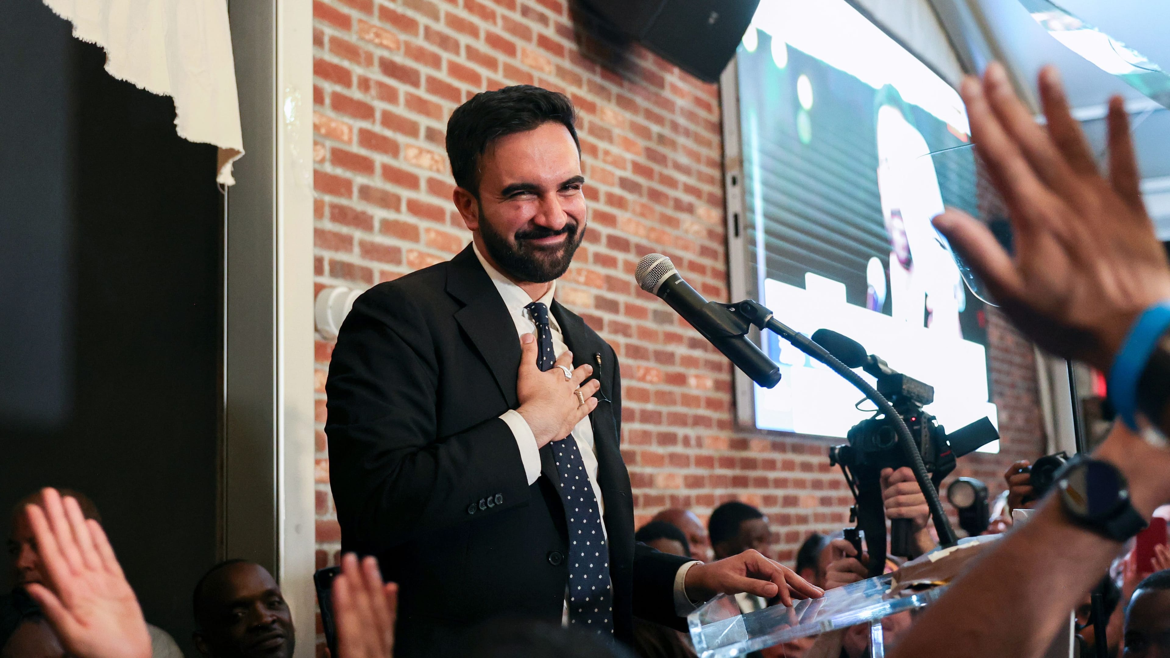 Трамп пригрозил сократить финансирование Нью-Йорка, если на выборах мэра победит «коммунист» Зоран Мамдани