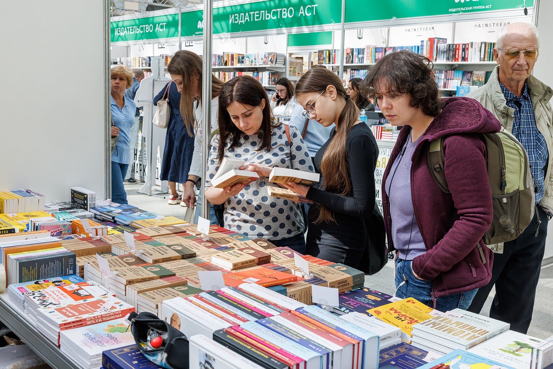 Издательство АСТ выпустило серию книг об известных городах. Их авторы вымышлены, в книгах есть ошибки и нет ссылок на источники