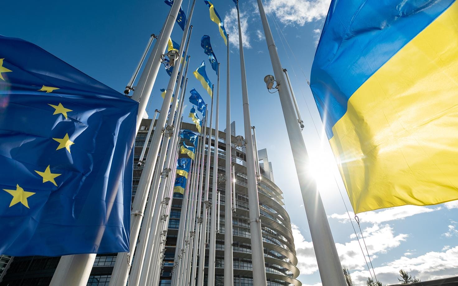 Еврокомиссия предупредила страны ЕС, что те будут терять до €5,6 млрд в год, если не дадут Украине кредит из замороженных активов России