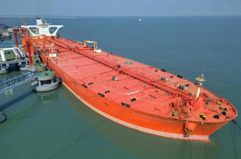 Reuters: Два танкера с российской нефтью встали около Суэцкого канала из-за американских санкций