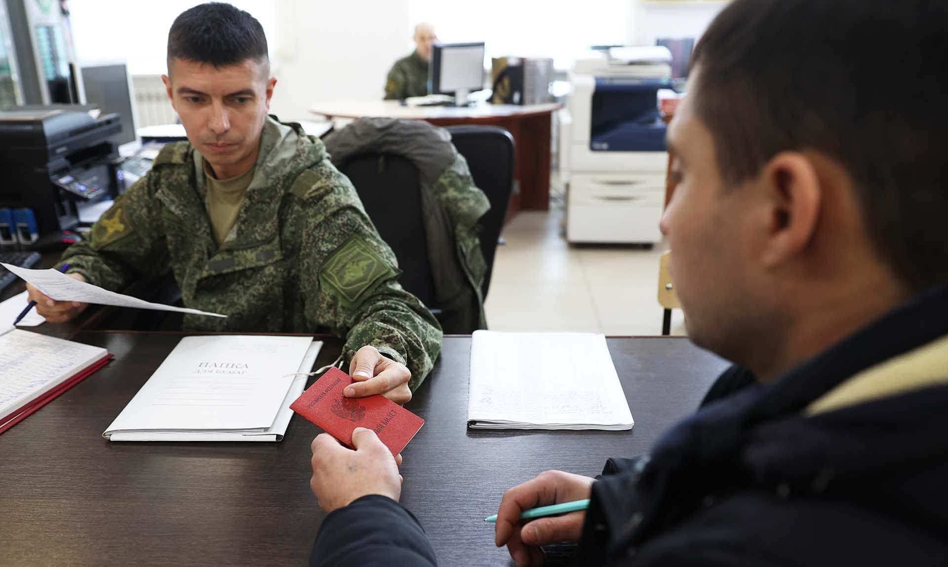 Иностранцев, воевавших за Россию, не будут выдворять. За правонарушения правительство предлагает их штрафовать