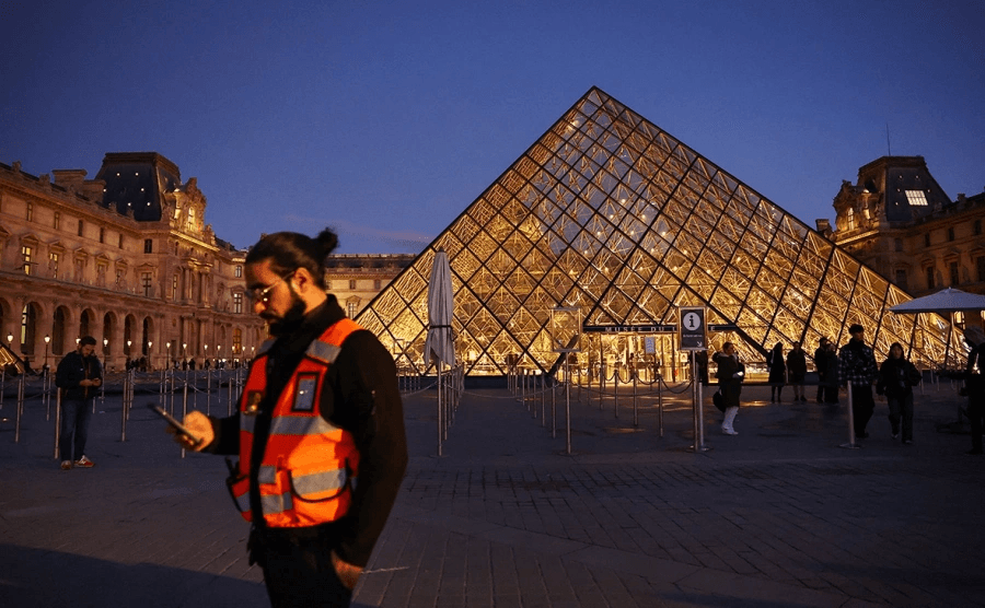 Лувр закрыл галерею Кампана для проверки ослабленных балок на втором этаже здания 