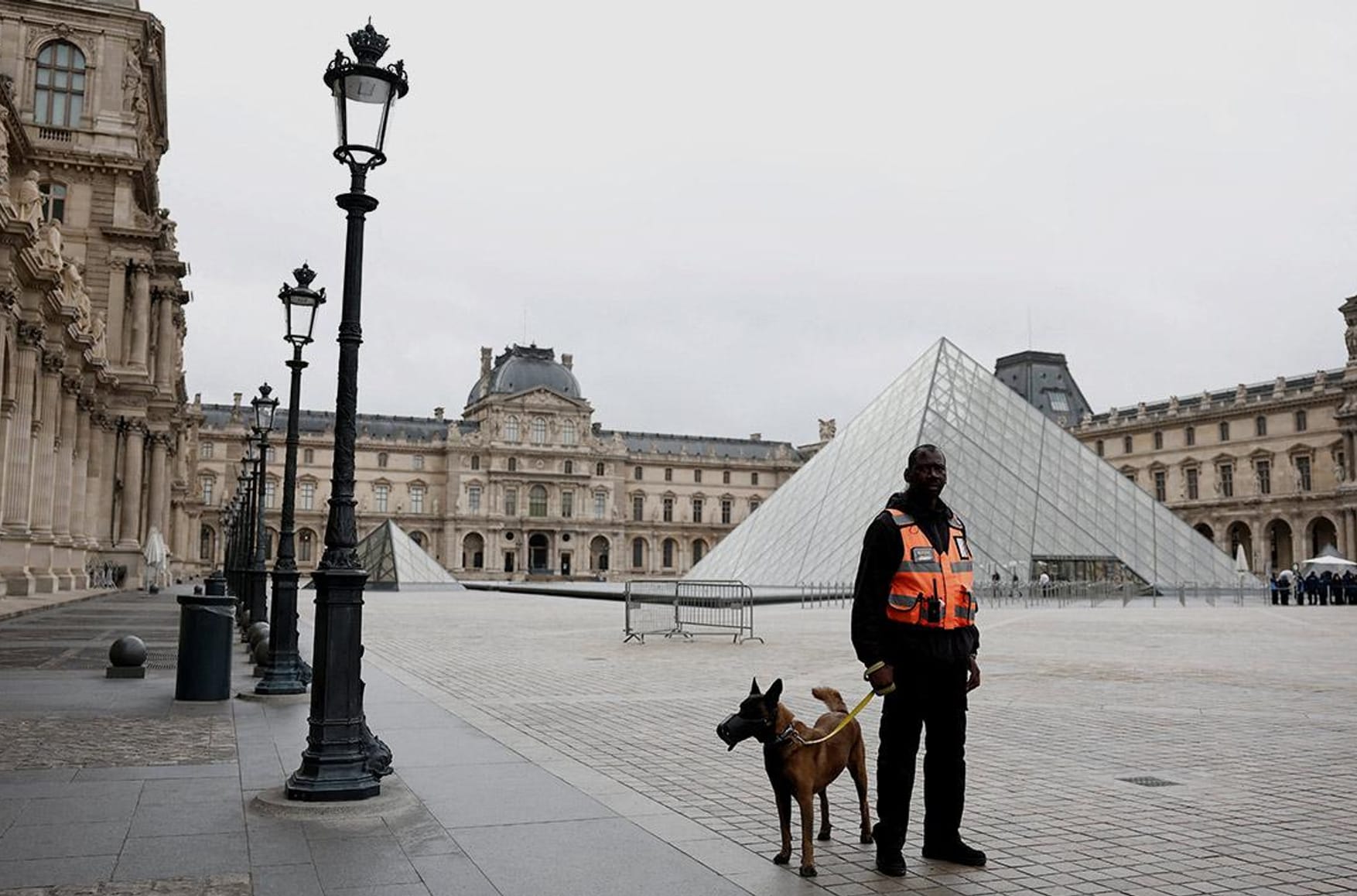 В Лувре после октябрьского ограбления установят 100 дополнительных камер наблюдения и откроют собственный полицейский участок
