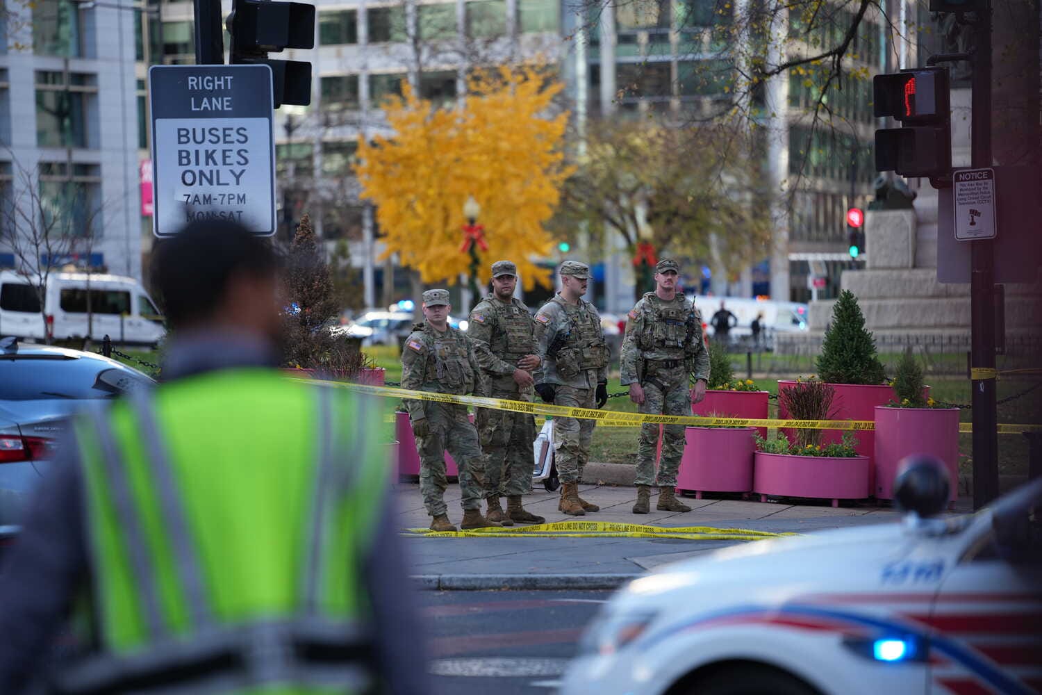 Двое бойцов Нацгвардии США тяжело ранены в результате стрельбы у Белого дома. Подозреваемый — беженец из Афганистана