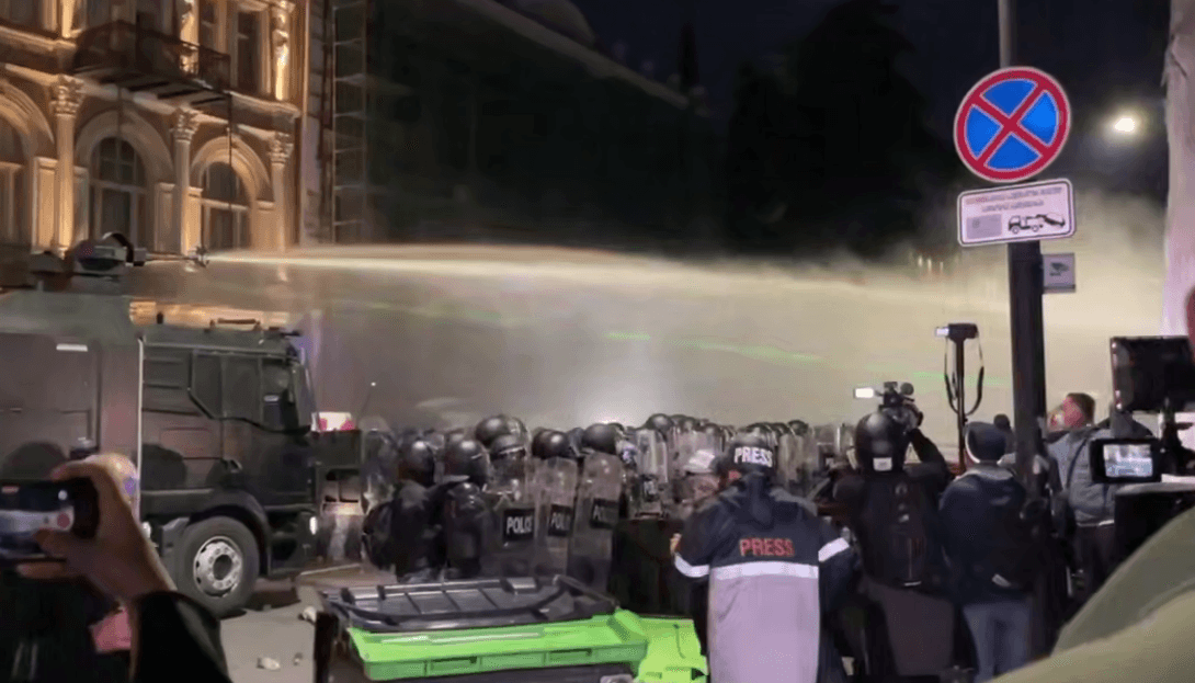 Водометы грузинской полиции, которыми разгоняли протестущих, были заправлены отравляющим веществом Первой мировой — расследование Би-би-си