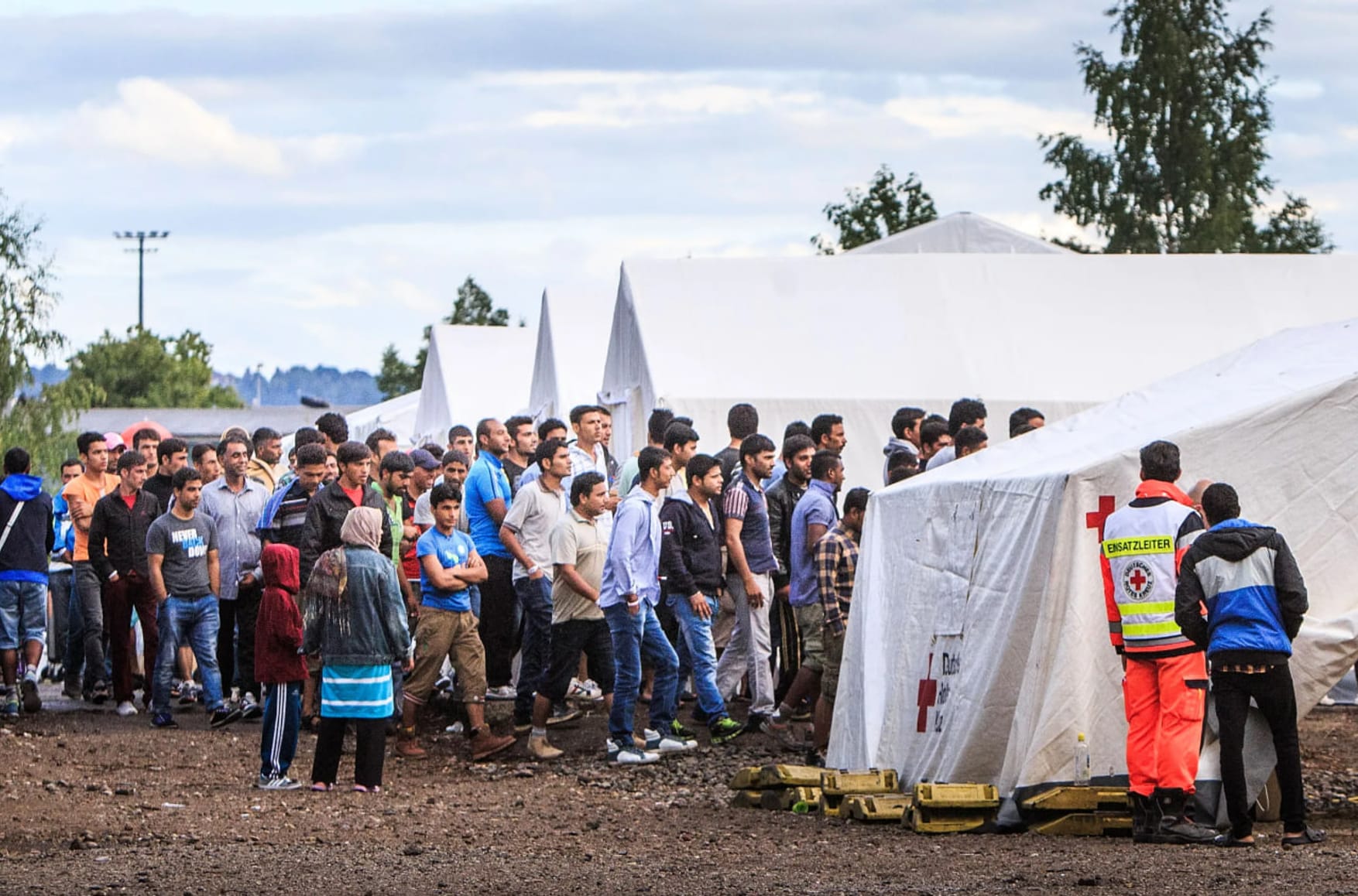 ЕС вводит меры по ограничению миграции. Среди них ужесточение критериев предоставления убежища и создание депортационных лагерей за рубежом