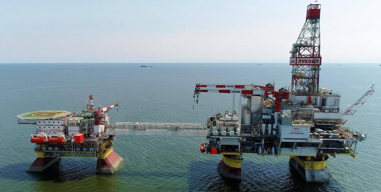 Украинские беспилотники атаковали третью платформу «Лукойла» в Каспийском море — СМИ
