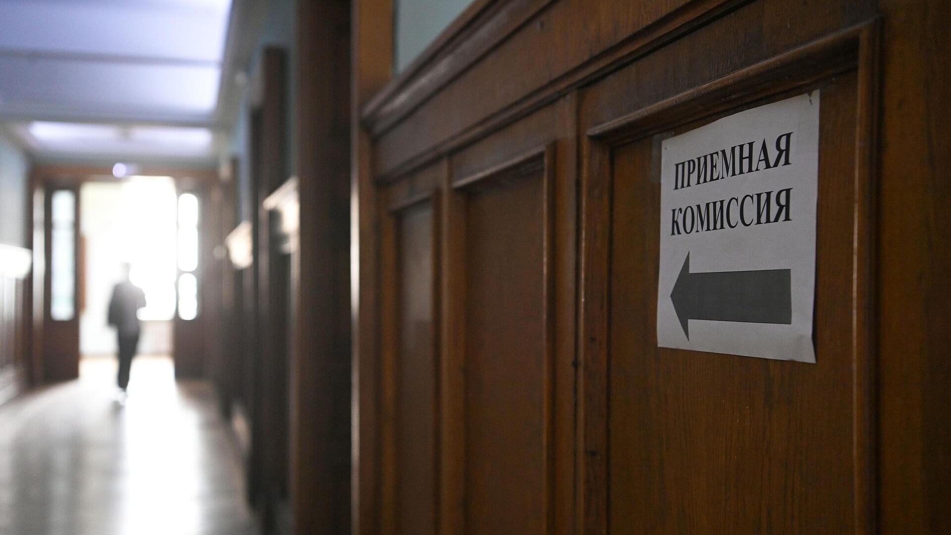 «Такого количества специалистов рынку труда не нужно»: Минобрнауки сократит 45 тысяч платных мест в вузах 