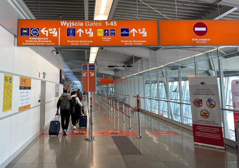 Польша перестанет признавать пятилетние российские загранпаспорта