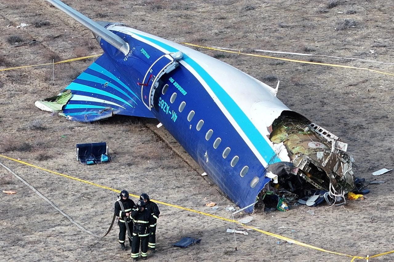 Минтранс Казахстана: самолет AZAL был поврежден поражающими элементами боевой части, их происхождение установить не удалось