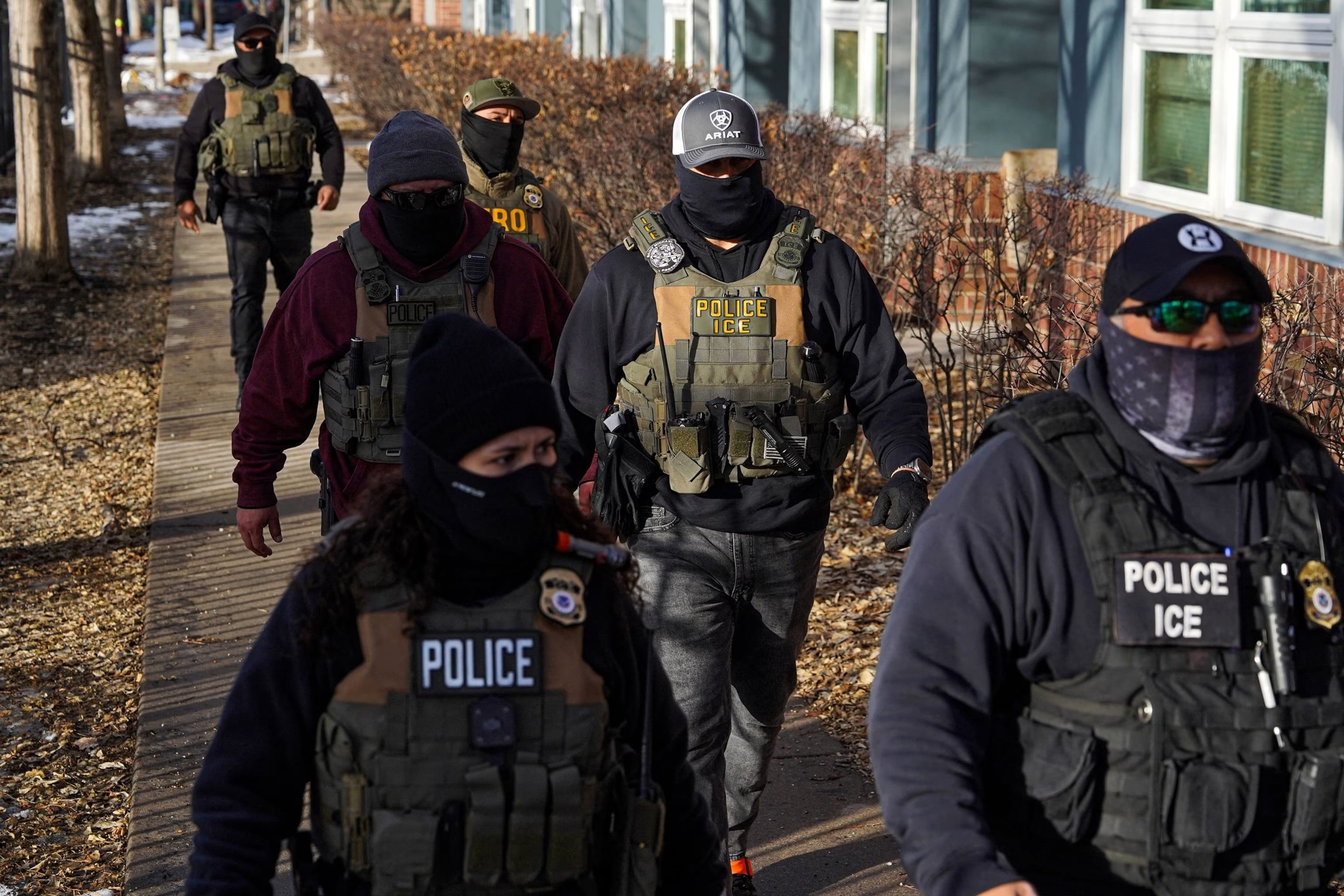 Агентам ICE в Миннесоте приказали не вступать в контакт с протестующими и задерживать только нелегалов с криминальной историей — Reuters