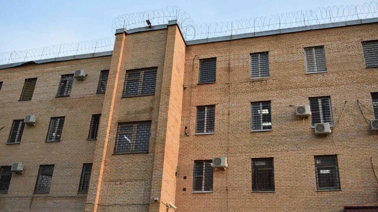 Школьник, обвиняемый в убийстве сотрудника РКН, находится в СИЗО-5 в Москве. Суды скрывают его арест